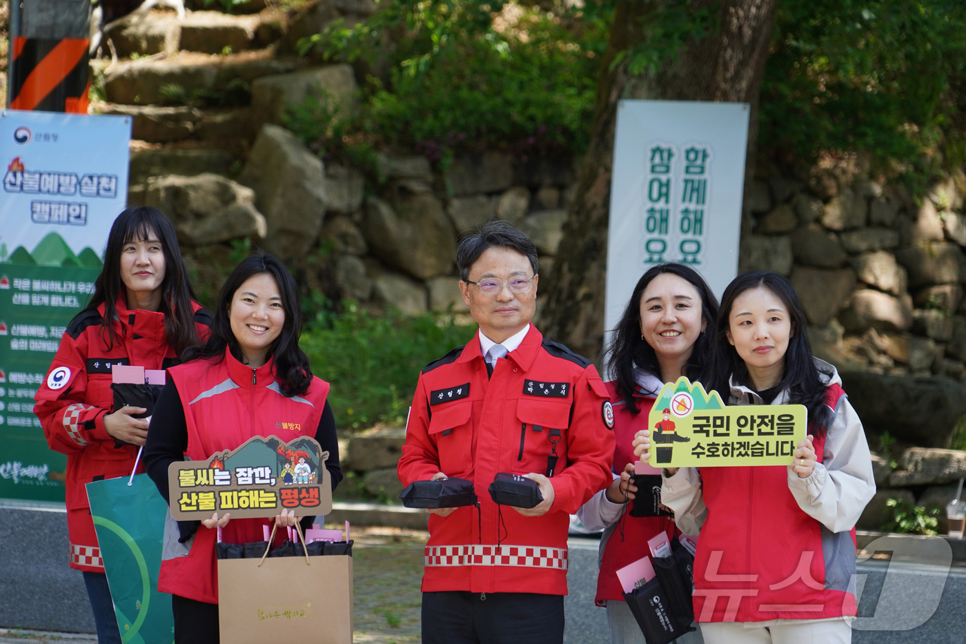 (서울=뉴스1) = 박은식 산림청장이 4일 대전광역시 중구 보문산을 찾아 등산객과 나들이객을 대상으로 산불 예방 캠페인을 하고 있다. (산림청 제공. 재판매 및 DB 금지) 202 …