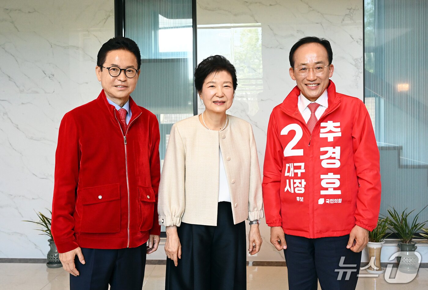 본문 이미지 - 추경호 대구시장 예비후보와 이철우 경북도지사 예비후보가 4일 박근혜 전 대통령을 예방한 뒤 기념촬영을 하고 있다.(추경호 대구시장 예비후보 캠프 제공. 재판매 및 DB금지)