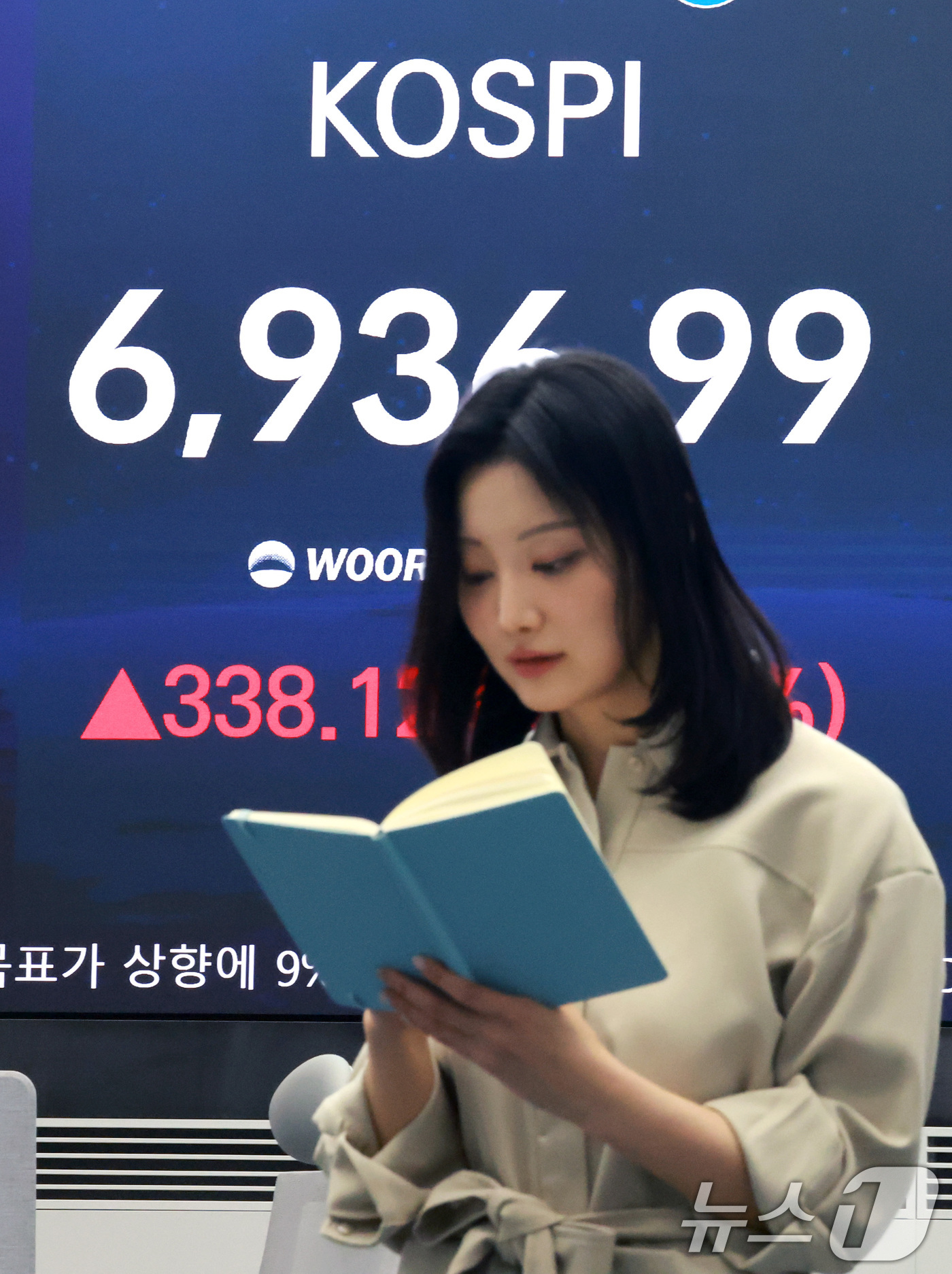 (서울=뉴스1) 임세영 기자 = 코스피 지수가 종가 기준 사상 최고치를 경신한 4일 오후 서울 중구 우리은행 본점 딜링룸 전광판에 코스피 지수 등 종가가 표시되고 있다.이날 코스피 …