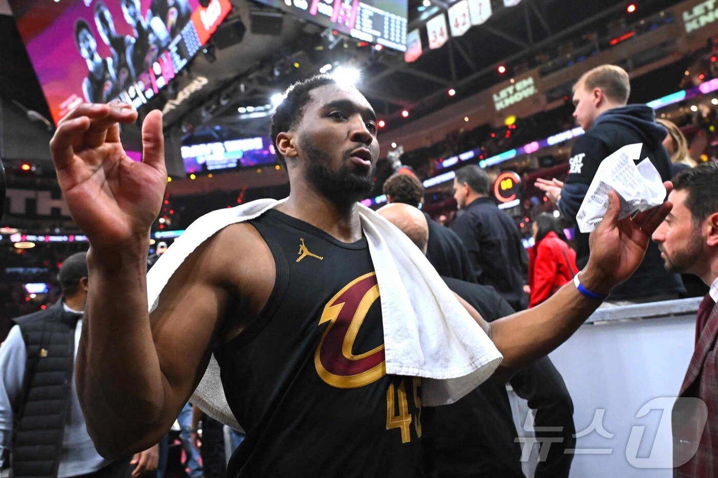 본문 이미지 - NBA 클리블랜드가 토론토를 꺾고 PO 2라운드에 진출했다. ⓒ AFP=뉴스1