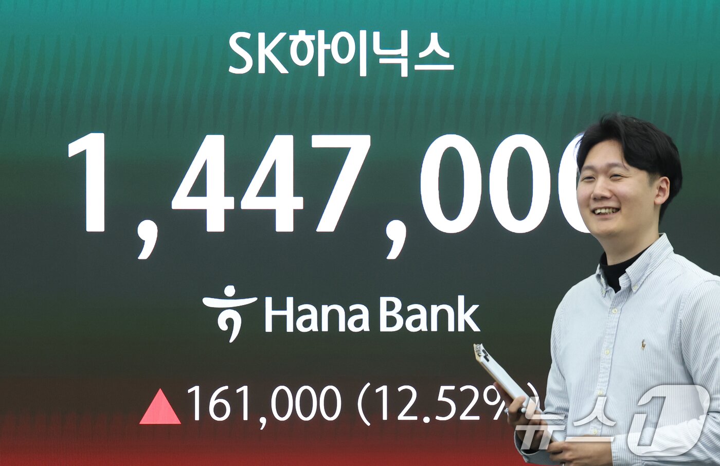 본문 이미지 - 코스피가 5% 넘게 급등하며 사상 첫 6,900선을 돌파한 4일 오후 서울 중구 하나은행 딜링룸 전광판에 SK하이닉스 주가가 표시되고 있다. 2026.5.4 ⓒ 뉴스1 오대일 기자