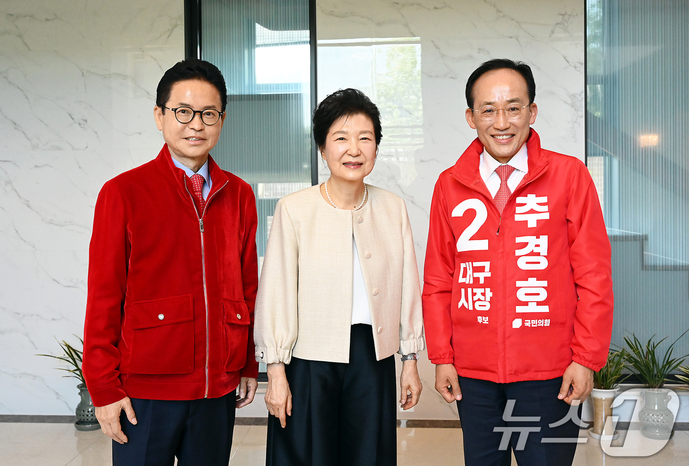 (대구=뉴스1) 공정식 기자 = 국민의힘 추경호 대구시장 후보와 이철우 경북도지사 후보가 4일 오후 대구 달성군 박근혜 전 대통령 사저를 찾아 박 전 대통령과 기념촬영을 하고 있다 …
