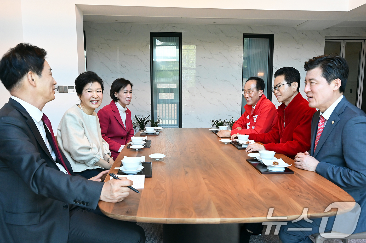 (대구=뉴스1) 공정식 기자 = 국민의힘 추경호 대구시장 후보와 이철우 경북도지사 후보가 4일 오후 대구 달성군 박근혜 전 대통령 사저를 찾아 박 전 대통령을 예방하고 있다. (추 …