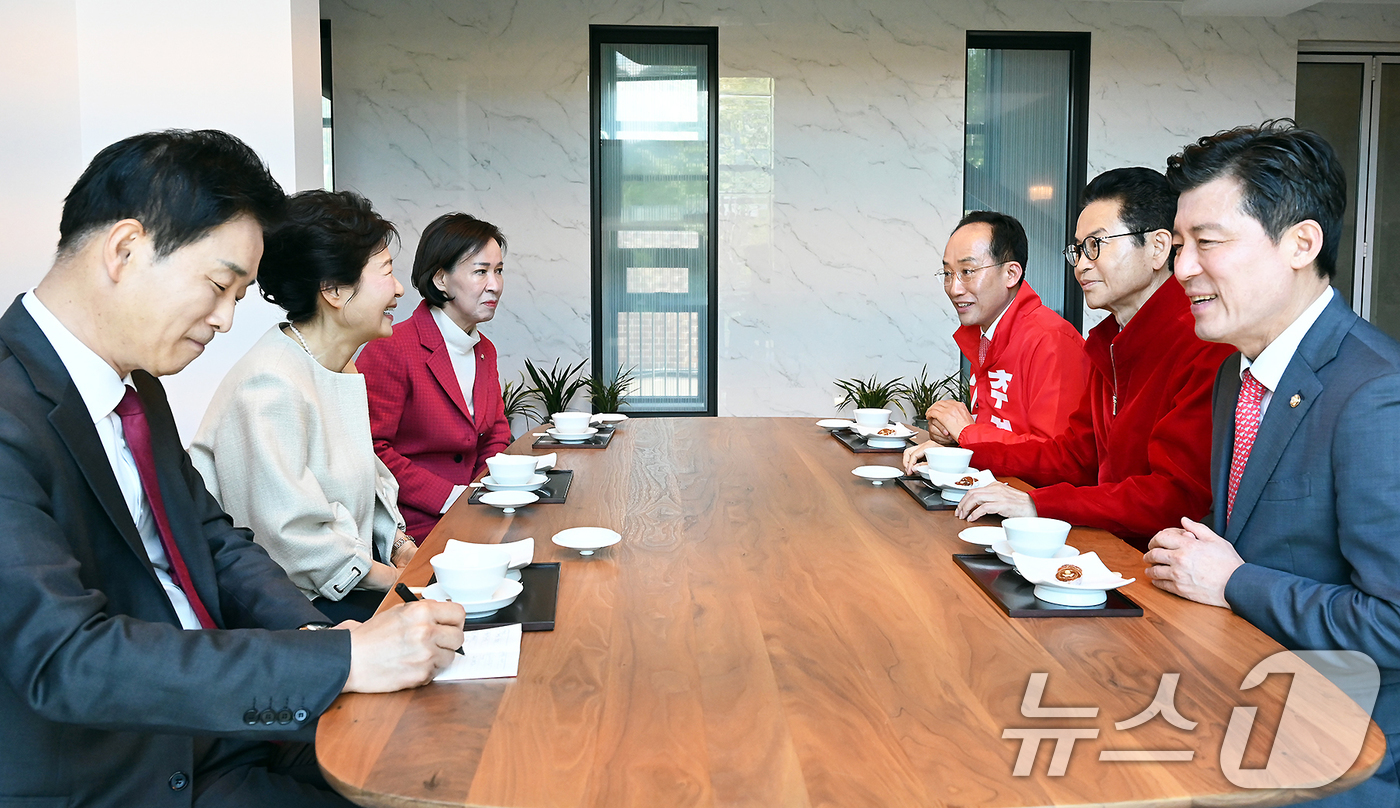 (대구=뉴스1) 공정식 기자 = 국민의힘 추경호 대구시장 후보와 이철우 경북도지사 후보가 4일 오후 대구 달성군 박근혜 전 대통령 사저를 찾아 박 전 대통령을 예방하고 있다. (추 …
