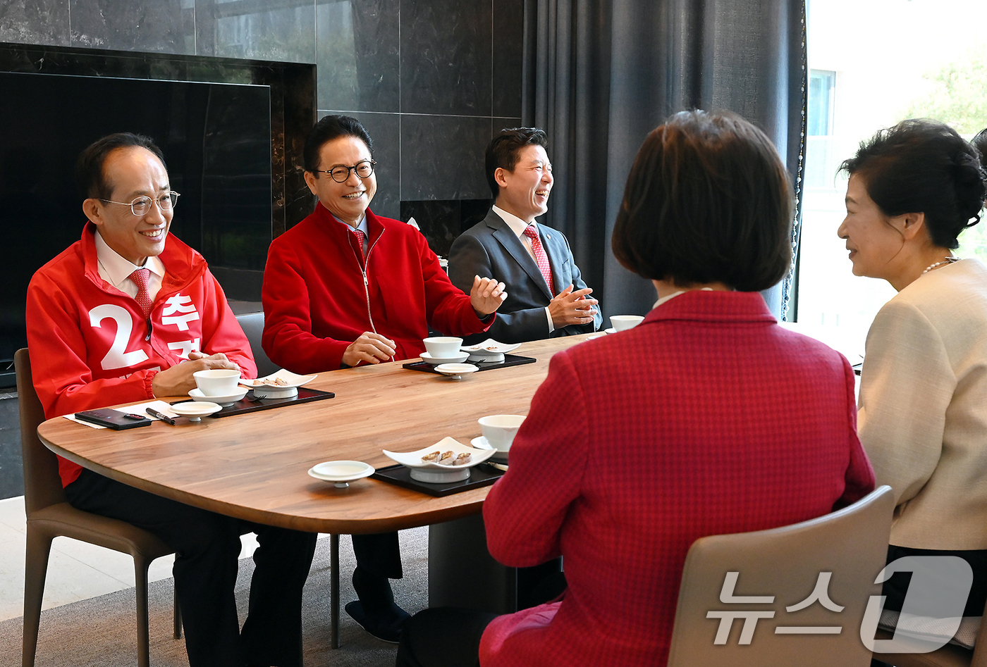 (대구=뉴스1) 공정식 기자 = 국민의힘 추경호 대구시장 후보와 이철우 경북도지사 후보가 4일 오후 대구 달성군 박근혜 전 대통령 사저를 찾아 박 전 대통령을 예방하고 있다. (추 …