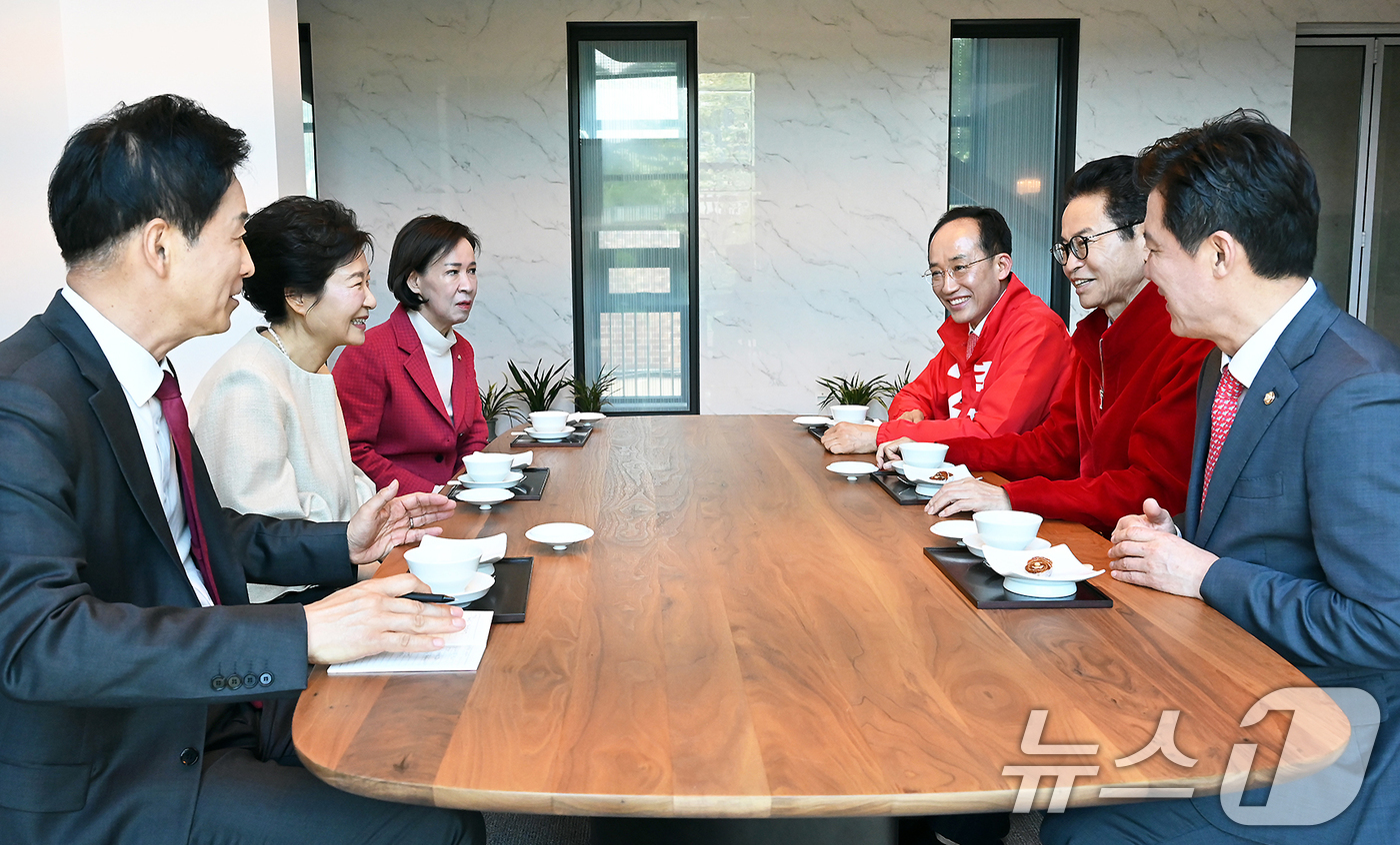 (대구=뉴스1) 공정식 기자 = 국민의힘 추경호 대구시장 후보와 이철우 경북도지사 후보가 4일 오후 대구 달성군 박근혜 전 대통령 사저를 찾아 박 전 대통령을 예방하고 있다. (추 …