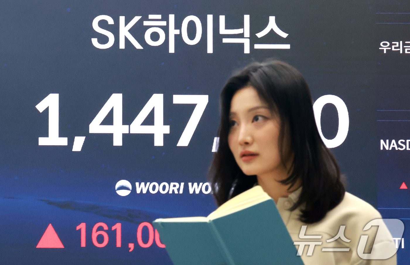 (서울=뉴스1) 임세영 기자 = 코스피 지수가 종가 기준 사상 최고치를 경신한 4일 오후 서울 중구 우리은행 본점 딜링룸 전광판에 SK하이닉스 종가가 12.44% 오른 144만70 …