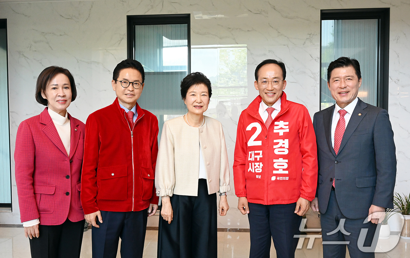 (대구=뉴스1) 공정식 기자 = 국민의힘 추경호 대구시장 후보와 이철우 경북도지사 후보가 4일 오후 대구 달성군 박근혜 전 대통령 사저를 찾아 박 전 대통령과 기념촬영을 하고 있다 …