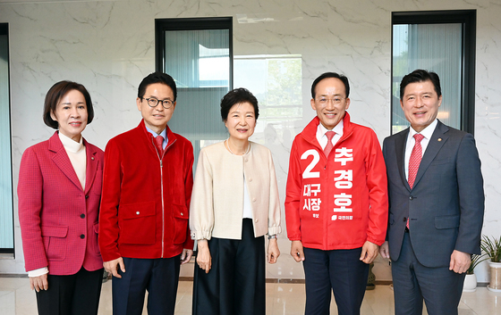 추경호·이철우 후보, 박근혜 전 대통령과 기념촬영