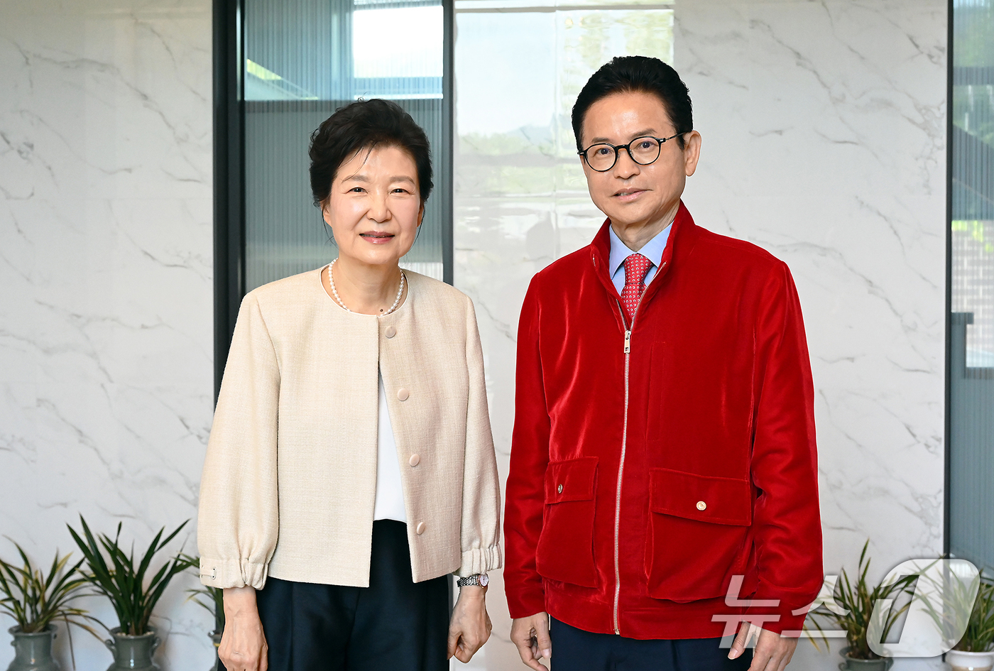 (대구=뉴스1) 공정식 기자 = 국민의힘 이철우 경북도지사 후보가 4일 오후 대구 달성군 박근혜 전 대통령 사저를 찾아 박 전 대통령과 기념촬영을 하고 있다. (추경호 캠프 제공. …