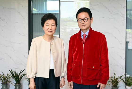 박근혜 전 대통령과 기념촬영하는 이철우