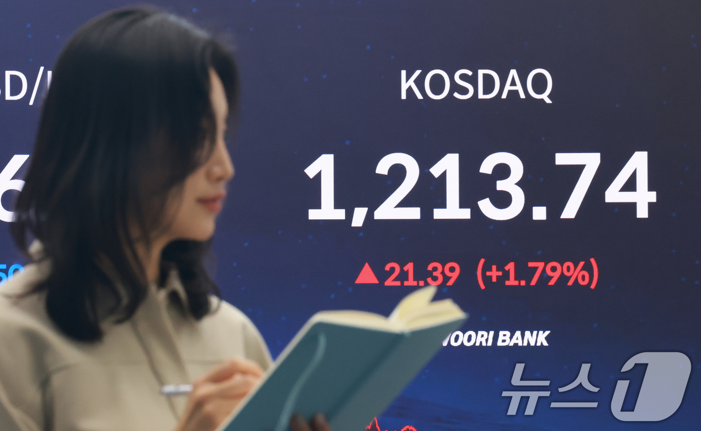 (서울=뉴스1) 임세영 기자 = 코스피 지수가 종가 기준 사상 최고치를 경신한 4일 오후 서울 중구 우리은행 본점 딜링룸 전광판에 코스닥 지수 등 종가가 표시되고 있다.이날 코스피 …
