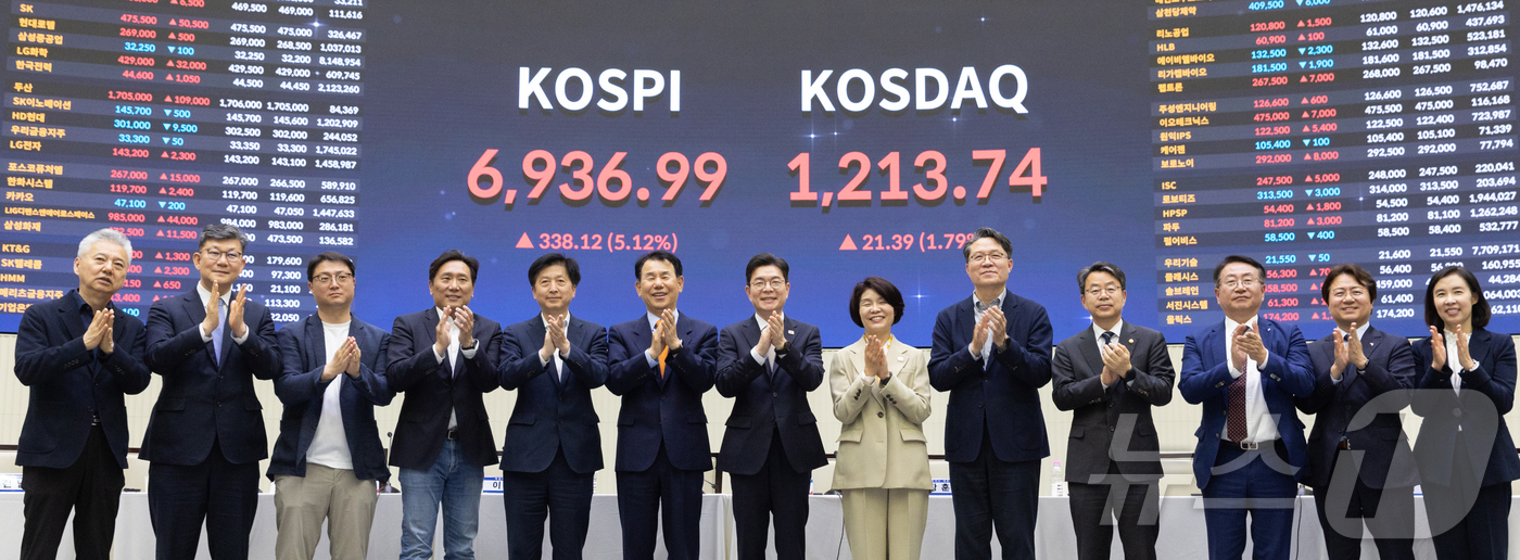 (서울=뉴스1) = 정원오 더불어민주당 서울시장 후보(가운데)와 정은보 한국거래소 이사장이 4일 오후 서울 여의도 한국거래소에서 열린 '정원오의 찾아가는 현장 : 금융편'에서 참석 …