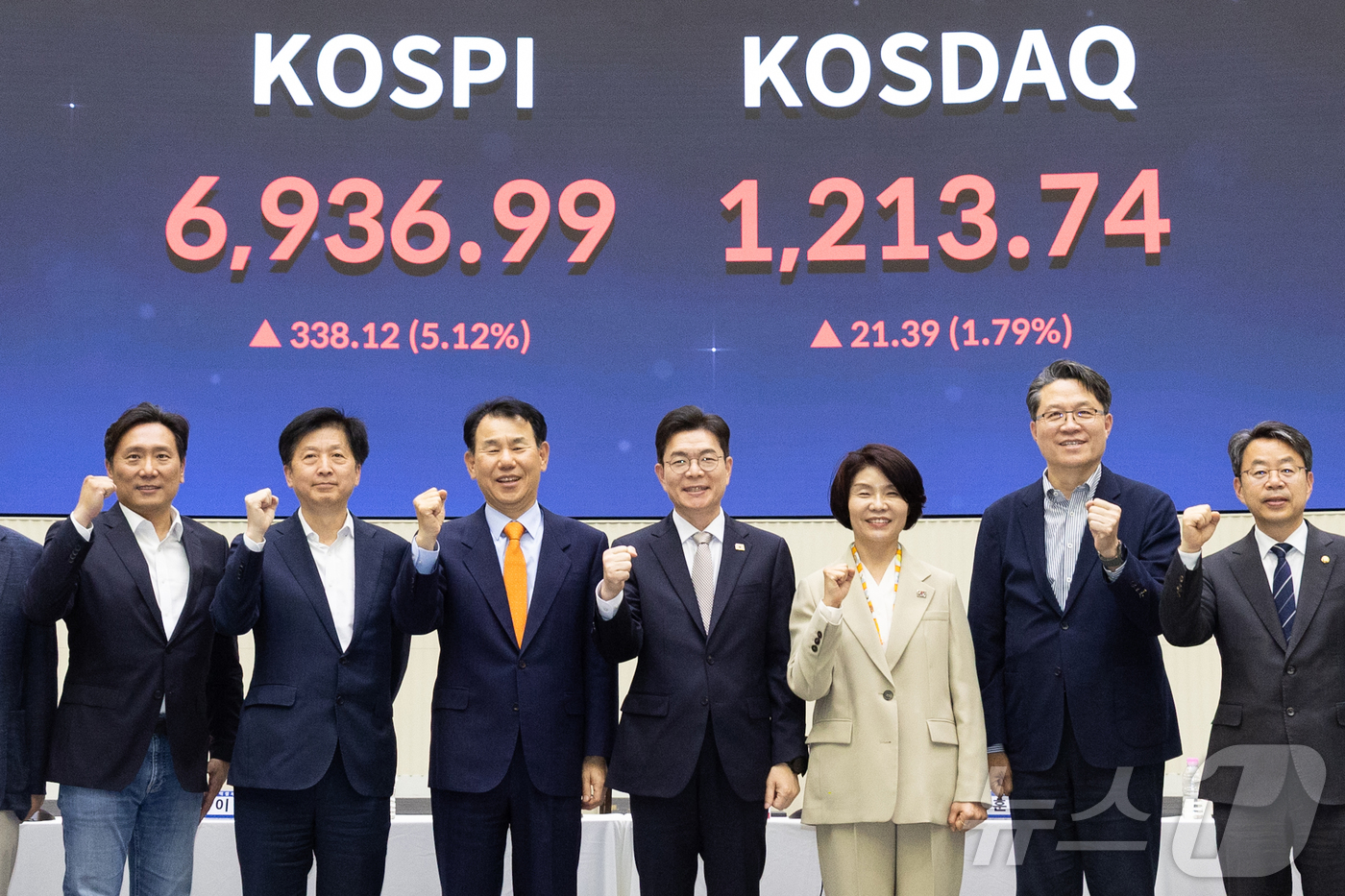 (서울=뉴스1) = 정원오 더불어민주당 서울시장 후보(가운데)와 정은보 한국거래소 이사장이 4일 오후 서울 여의도 한국거래소에서 열린 '정원오의 찾아가는 현장 : 금융편'에서 참석 …