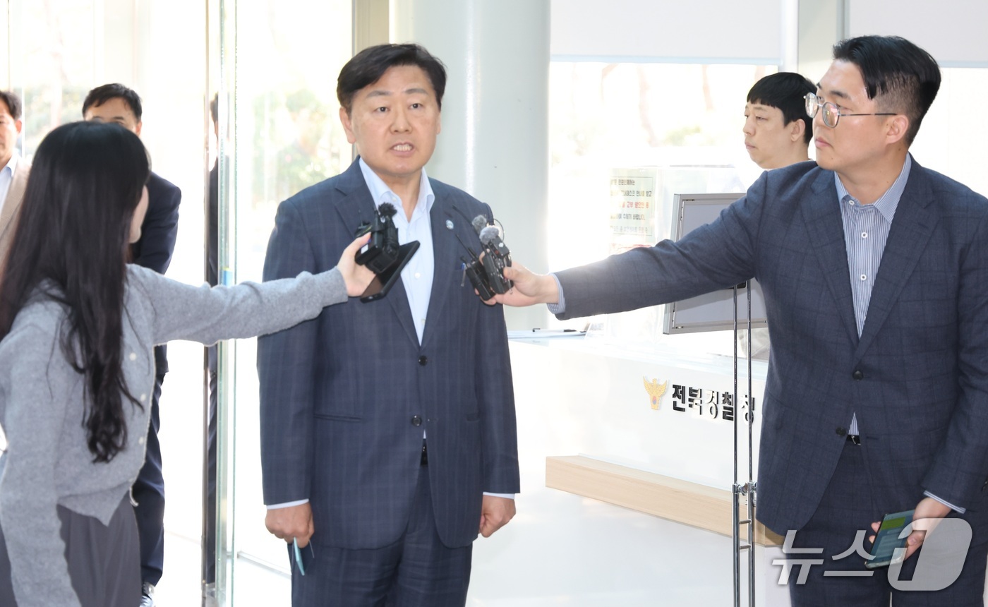 공직선거법 위반 혐의를 받는 김관영 전북도지사가 4일 오후 소환조사를 받기 위해 전북경찰청에 출석하고 있다. 2026.5.4/뉴스1 유경석 기자