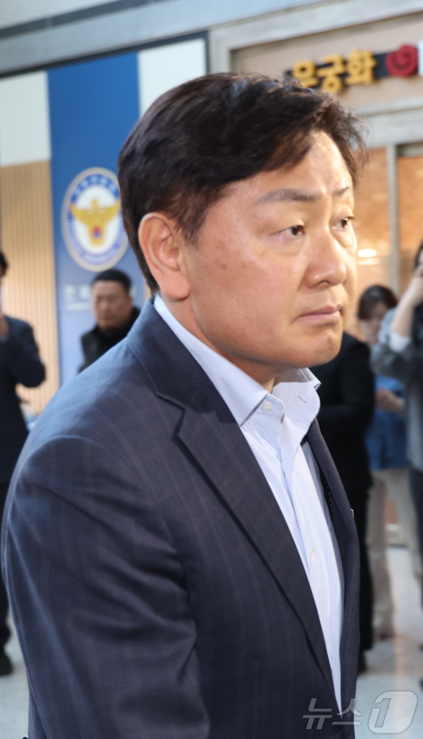 (전주=뉴스1) 유경석 기자 = 공직선거법 위반 혐의를 받는 김관영 전북도지사가 4일 전북 전주시 전북경찰청에 현금 제공 혐의 조사를 위해 출석해 이동하고 있다. 2026.5.4/ …
