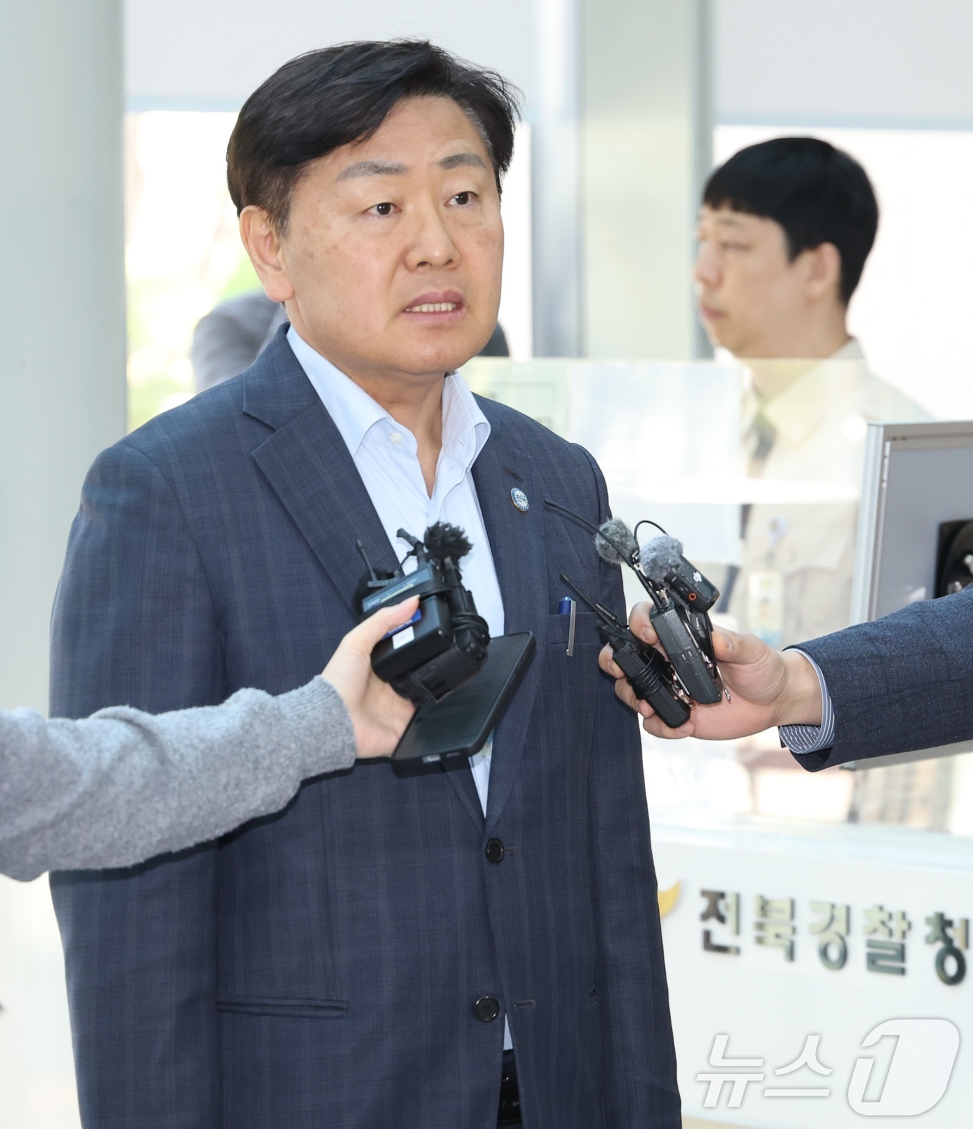(전주=뉴스1) 유경석 기자 = 공직선거법 위반 혐의를 받는 김관영 전북도지사가 4일 전북 전주시 전북경찰청에 출석해 취재진의 질의에 답변을 하고 있다. 2026.5.4/뉴스1