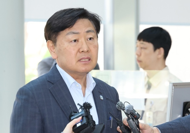 질의에 답변하는 김관영 도지사