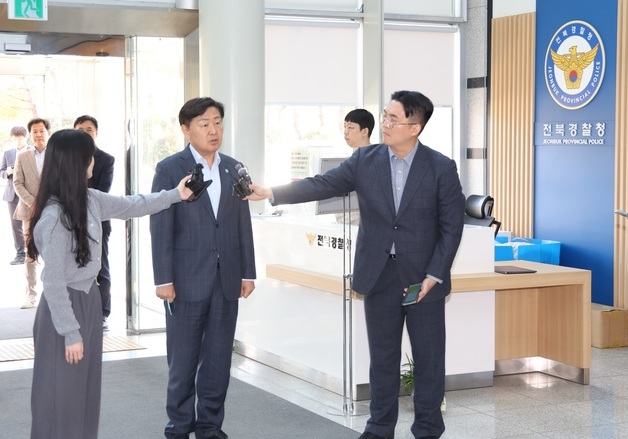 현금 제공 혐의 조사 위해 경찰 출석한 김관영 도지사