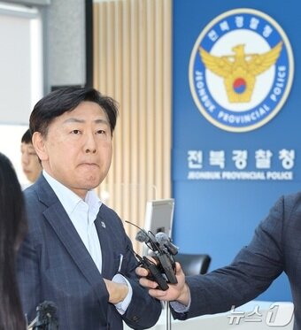 본문 이미지 - 공직선거법 위반 혐의를 받는 김관영 전북도지사가 4일 전북 전주시 전북경찰청에 출석해 취재진의 질의에 답변을 하고 있다. 2026.5.4 ⓒ 뉴스1 유경석 기자