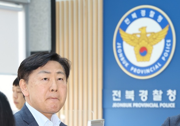 '공직선거법 위반 혐의' 경찰 출석한 김관영 도지사