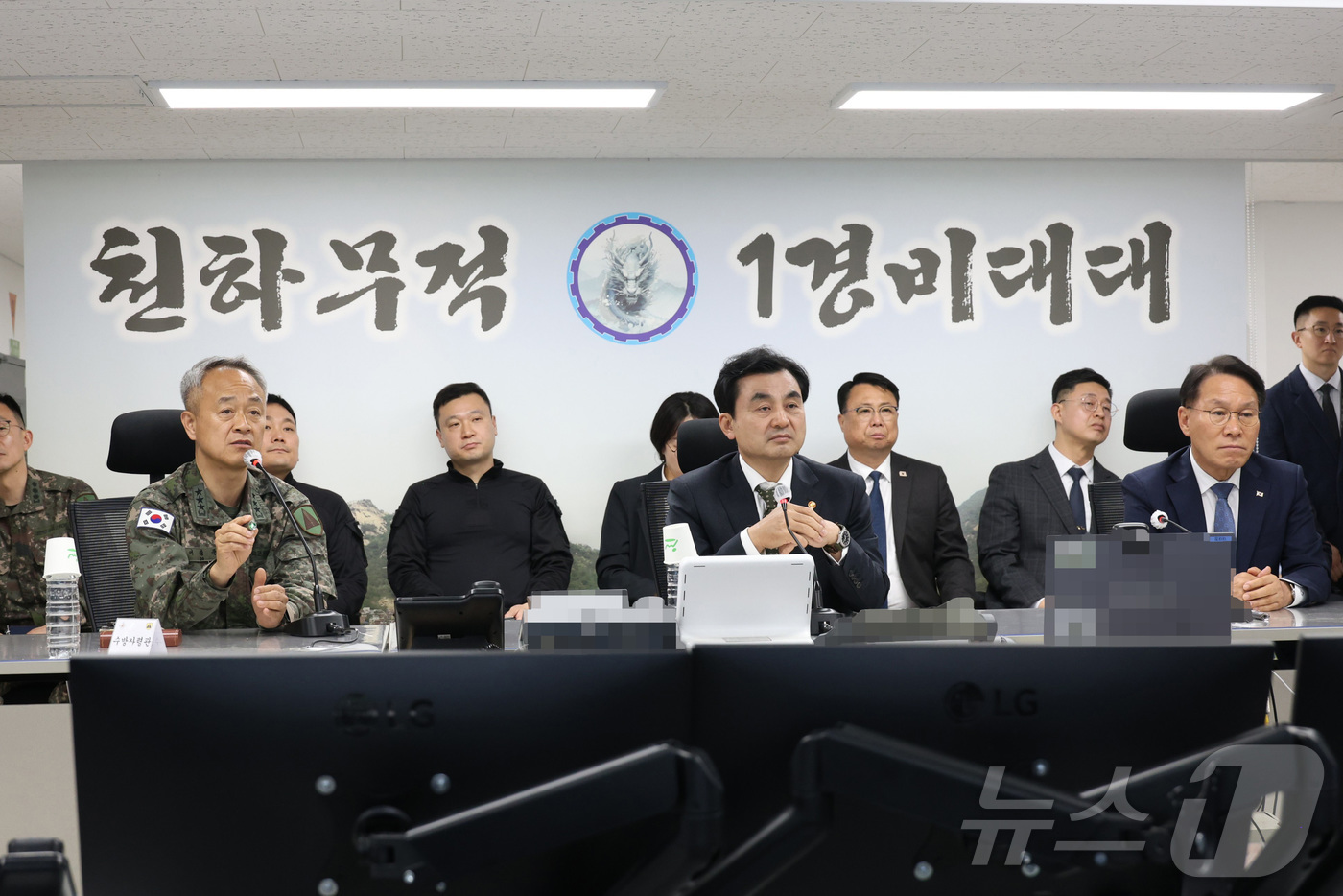 (서울=뉴스1) = 안규백 국방부장관이 4일 수도방위사령부 예하의 특정경비지구 경호·경비부대를 방문, 지휘통제실에서 작전현황을 보고 받고 있다. (국방부 제공. 재판매 및 DB 금 …
