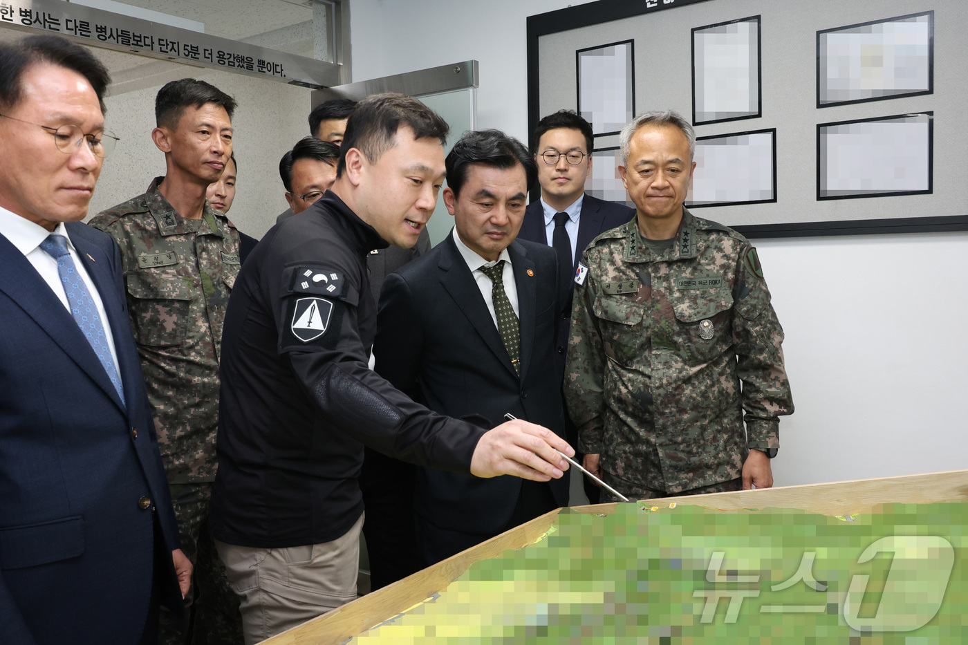 (서울=뉴스1) = 안규백 국방부장관이 4일 수도방위사령부 예하의 특정경비지구 경호·경비부대를 방문, 지휘통제실에서 작전현황을 보고 받고 작전태세를 점검하고 있다. (국방부 제공. …