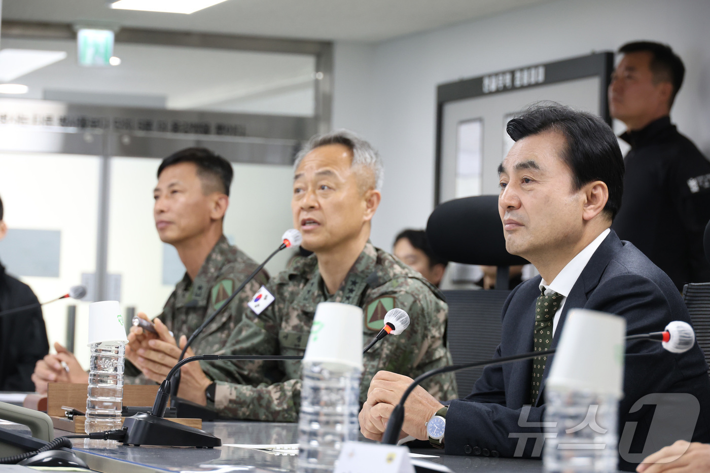 (서울=뉴스1) = 안규백 국방부장관이 4일 수도방위사령부 예하의 특정경비지구 경호·경비부대를 방문, 지휘통제실에서 작전현황을 보고 받고 있다. (국방부 제공. 재판매 및 DB 금 …