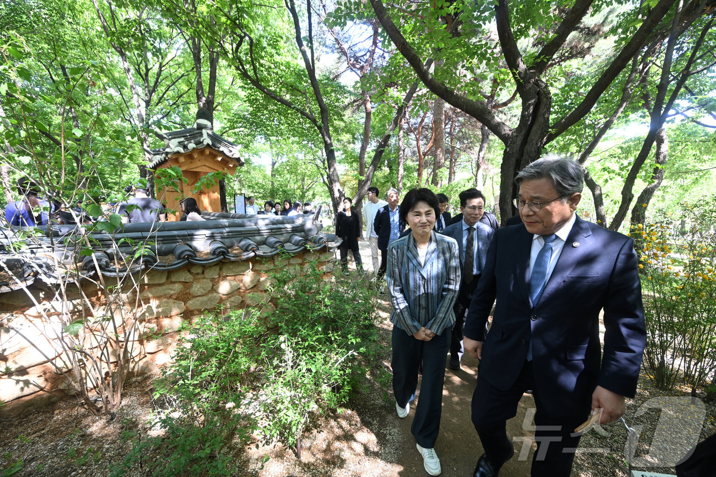 (서울=뉴스1) = 허민 국가유산청장이 4일 서울 성동구 서울숲에서 열린 2026 서울국제정원박람회 국가유산청 K-헤리티지정원을 둘러보고 있다. (국가유산청 제공. 재판매 및 DB …
