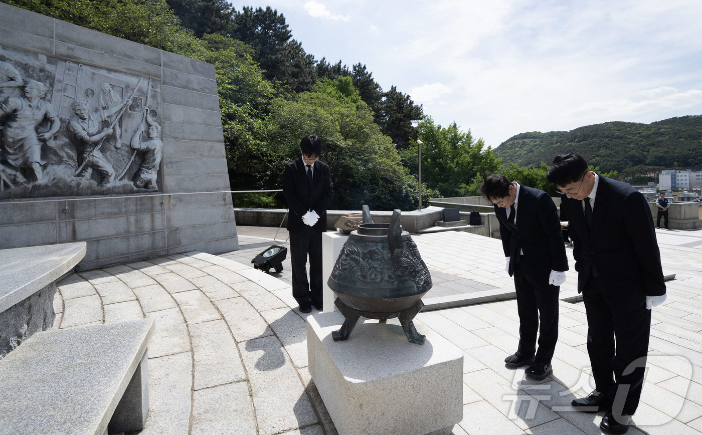 (서울=뉴스1) = 황종우 해양수산부 장관이 4일 부산 영도구 순직선원 위령탑에서 참배하고 있다. (해양수산부 제공. 재판매 및 DB 금지) 2026.5.4/뉴스1