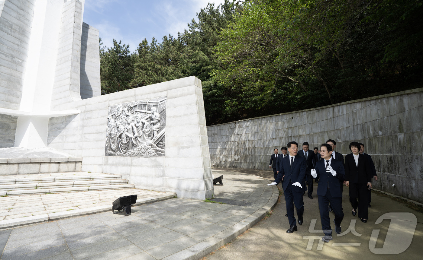 (서울=뉴스1) = 황종우 해양수산부 장관이 4일 부산 영도구 순직선원 위령탑에서 참배한 후 이동하고 있다. (해양수산부 제공. 재판매 및 DB 금지) 2026.5.4/뉴스1