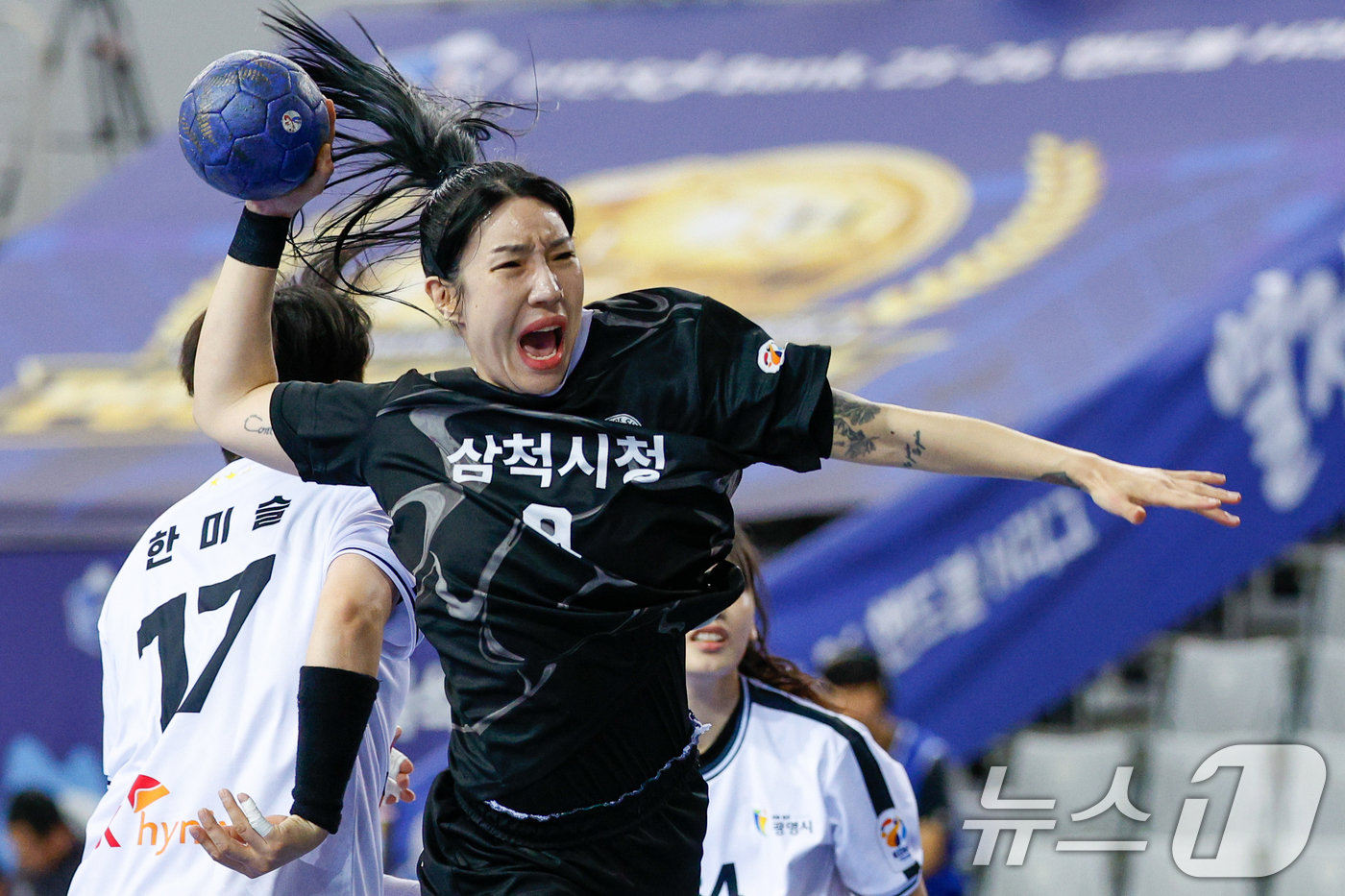 (서울=뉴스1) 안은나 기자 = 4일 오후 서울 송파구 올림픽공원 핸드볼경기장(티켓링크 라이브 아레나)에서 열린 신한 SOL Bank 25-26 핸드볼 H리그 여자부 챔피언 결정전 …