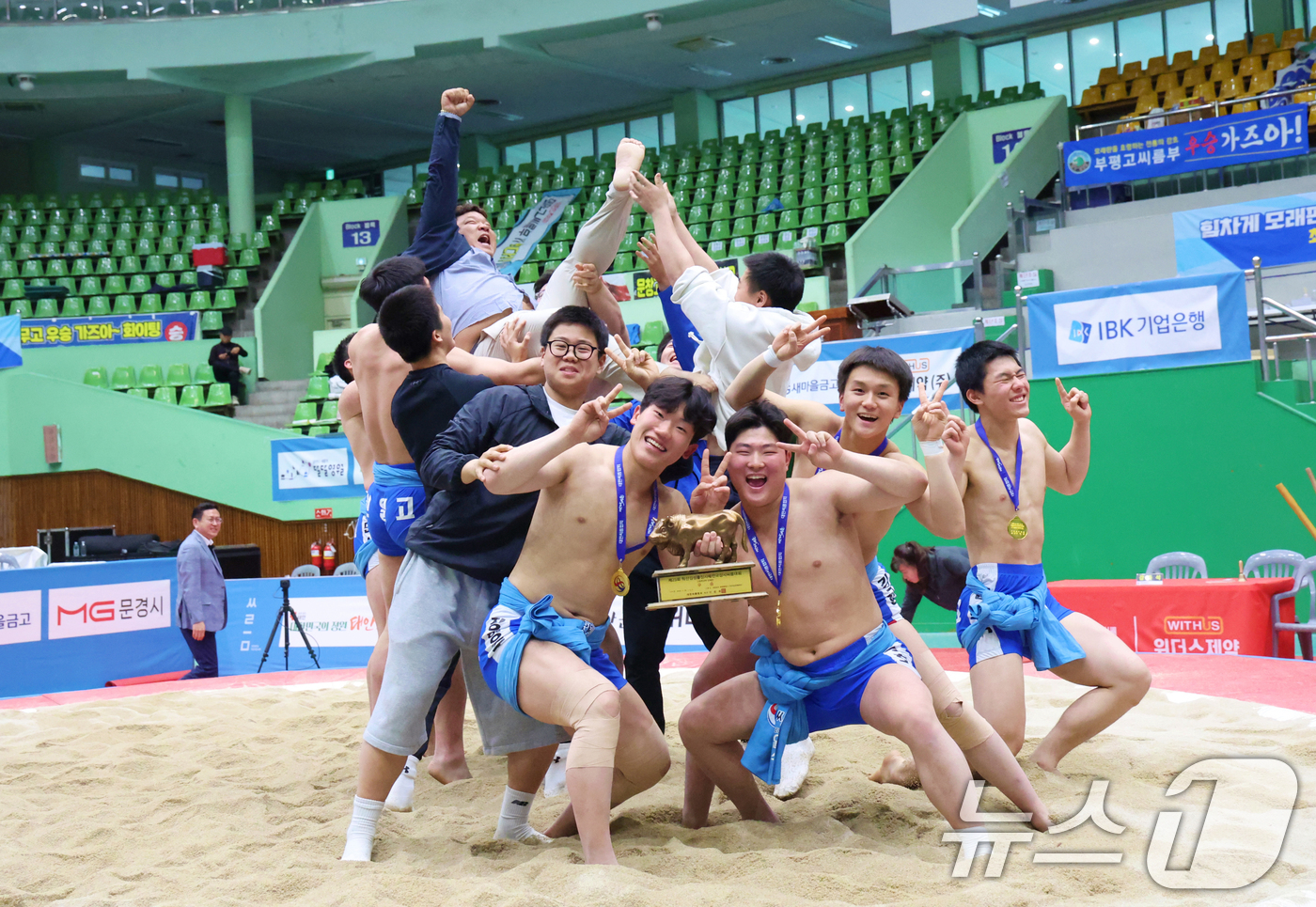 (서울=뉴스1) = 4일 경남 창원시 마산실내체육관에서 열린 ‘제23회 학산김성률장사배전국장사씨름대회' 고등학교부 단체전 우승을 차지한 현일고등학교(경상북도) 선수들이 김현섭 감독 …