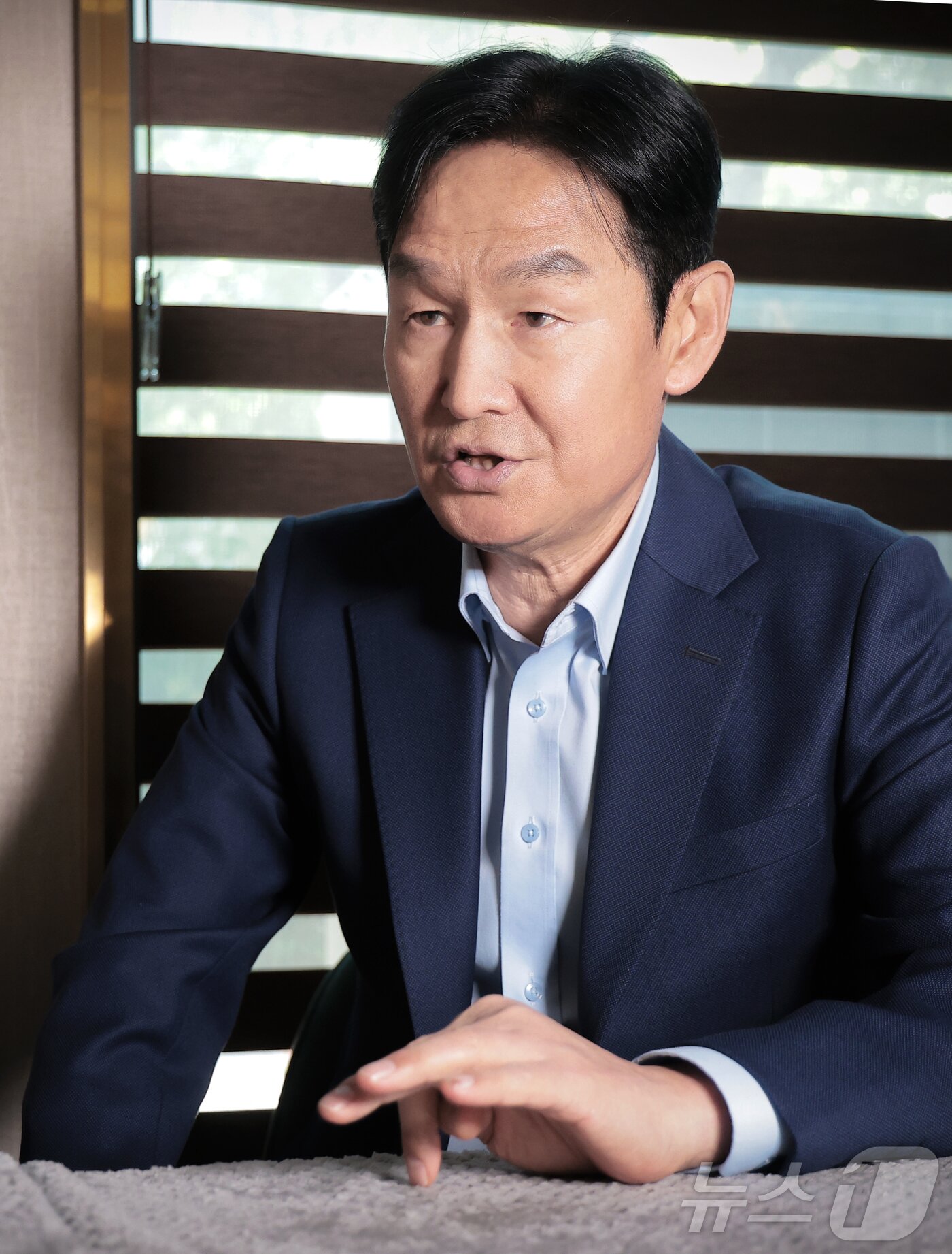 본문 이미지 - 최용수 전 축구감독이 서울 강남구 더 리버사이드호텔 카페에서 뉴스1과 인터뷰를 하고 있다. ⓒ 뉴스1 권현진 기자