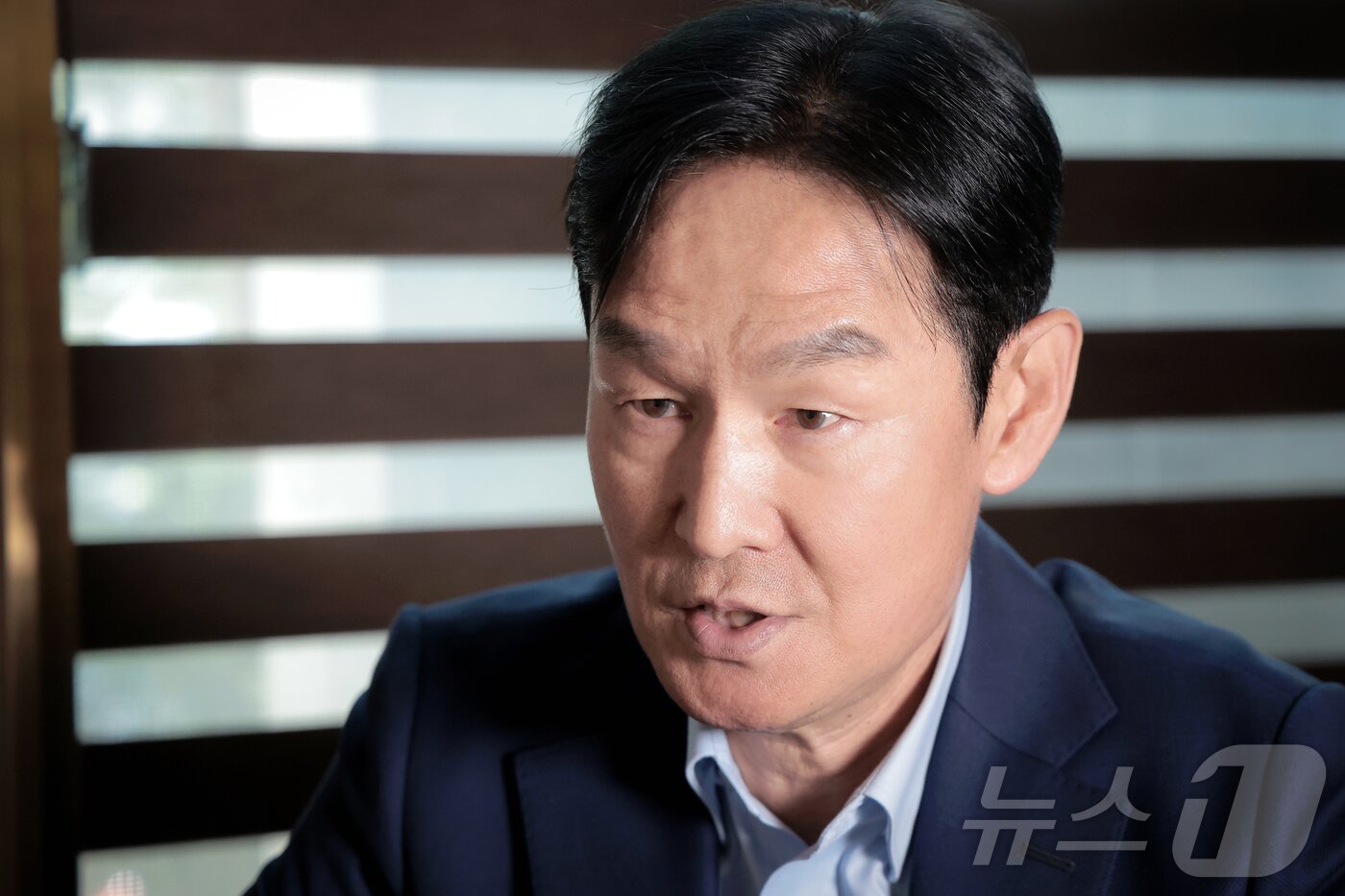 본문 이미지 - 최용수 전 축구감독이 4일 오후 서울 강남구 더 리버사이드호텔 카페에서 뉴스1과 인터뷰를 하고 있다. 2026.5.4 ⓒ 뉴스1 권현진 기자