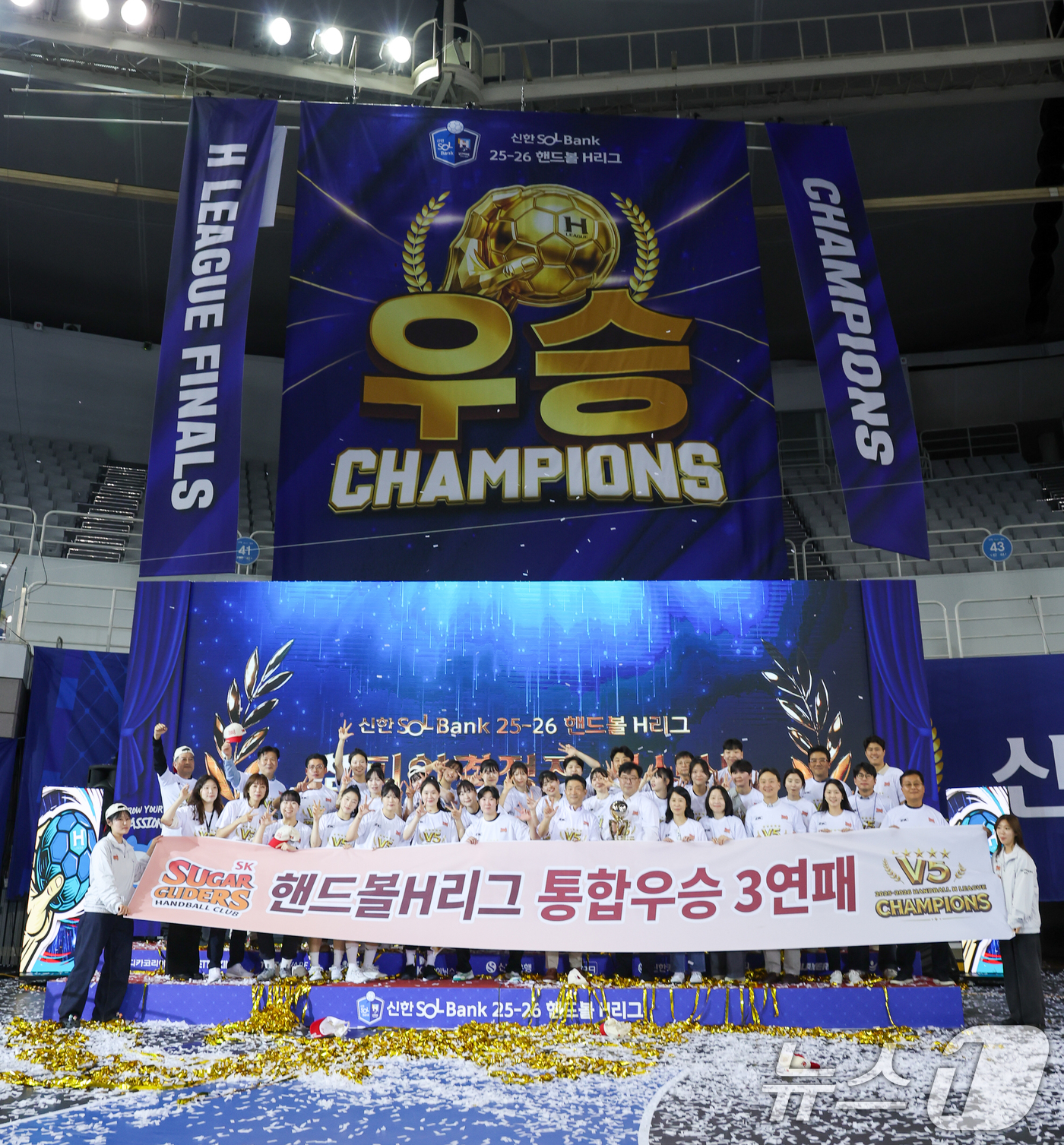 (서울=뉴스1) 안은나 기자 = SK슈가글라이더즈 선수들이 4일 오후 서울 송파구 올림픽공원 핸드볼경기장에서 열린 신한 SOL Bank 25-26 핸드볼 H리그 여자부 시상식에서 …