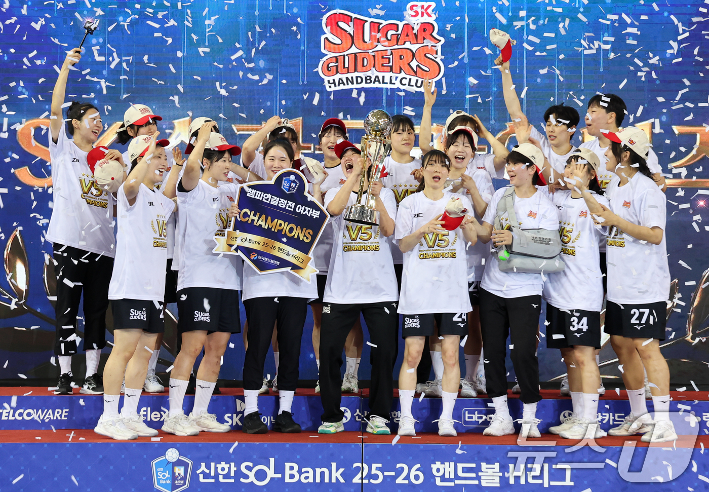 (서울=뉴스1) 안은나 기자 = SK슈가글라이더즈 선수들이 4일 오후 서울 송파구 올림픽공원 핸드볼경기장에서 열린 신한 SOL Bank 25-26 핸드볼 H리그 여자부 시상식에서 …
