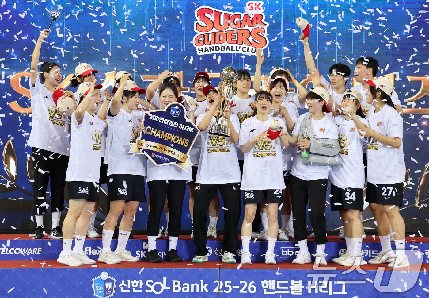 본문 이미지 - SK슈가글라이더즈 선수들이 4일 오후 서울 송파구 올림픽공원 핸드볼경기장에서 열린 신한 SOL Bank 25-26 핸드볼 H리그 여자부 시상식에서 통합우승 트로피를 들고 기뻐하고 있다. 2026.5.4 ⓒ 뉴스1 안은나 기자