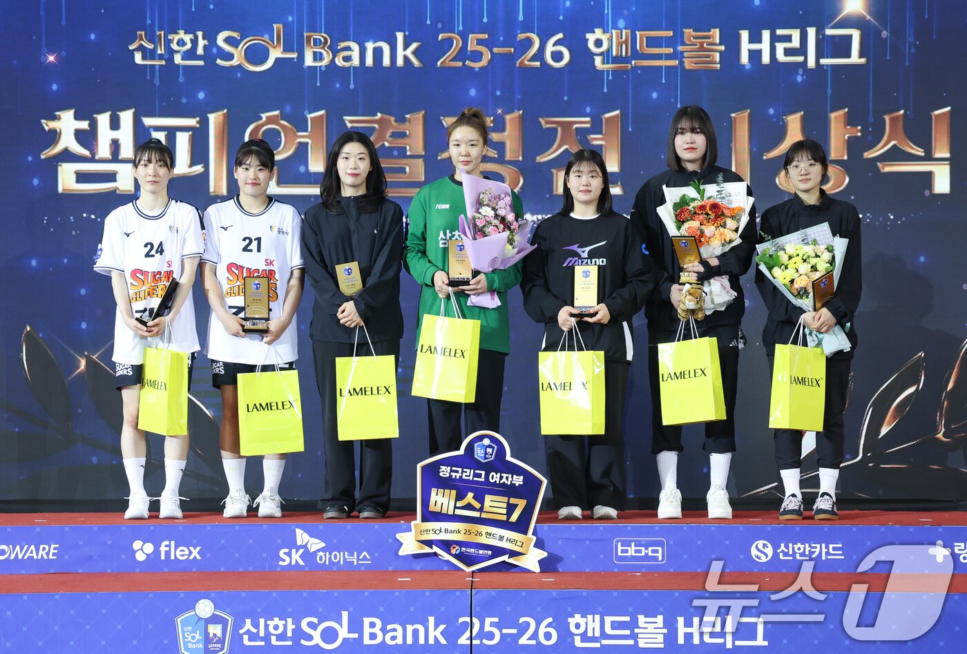 본문 이미지 - 4일 오후 서울 송파구 올림픽공원 핸드볼경기장에서 열린 신한 SOL Bank 25-26 핸드볼 H리그 여자부 챔피언결정전 시상식에서 베스트7 선수들이 기념 촬영을 하고 있다. 왼쪽부터 강경민, 최지혜, 이원정, 박새영, 차서연, 김소라, 김연우. 2026.5.4 ⓒ 뉴스1 안은나 기자