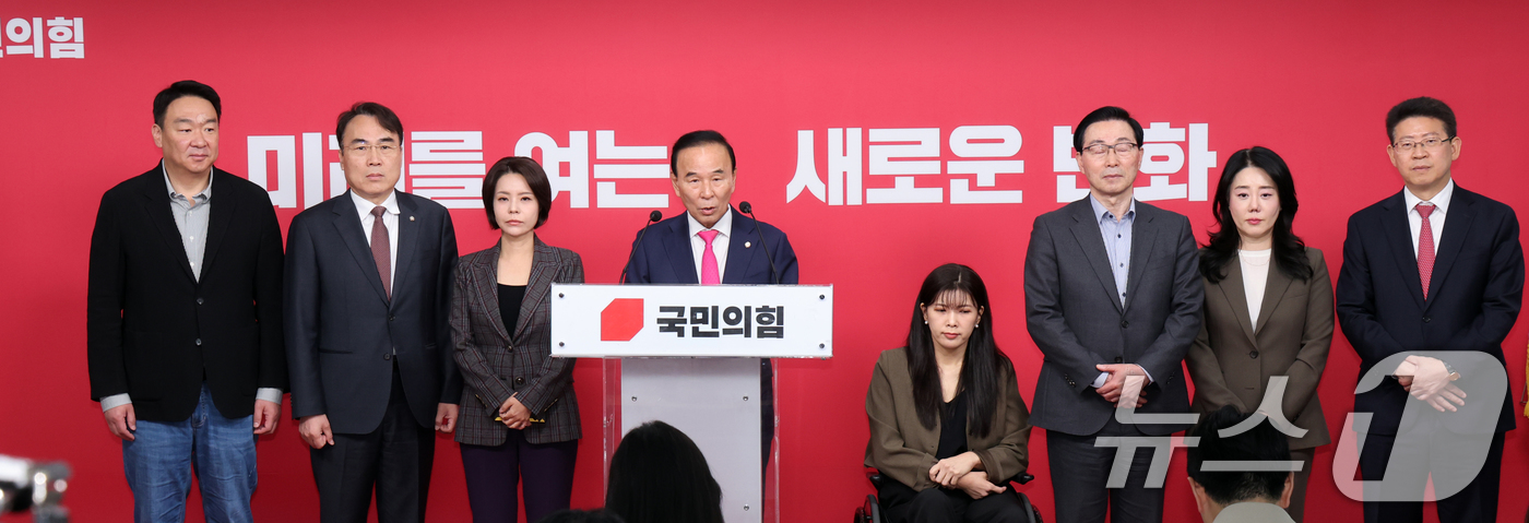 (서울=뉴스1) 황기선 기자 = 박덕흠 국민의힘 공천관리위원장이 5일 오전 서울 여의도 중앙당사에서 공천관리위원회 회의 브리핑을 하고 있다.이날 국민의힘 공관위는 "박민식 후보가 …
