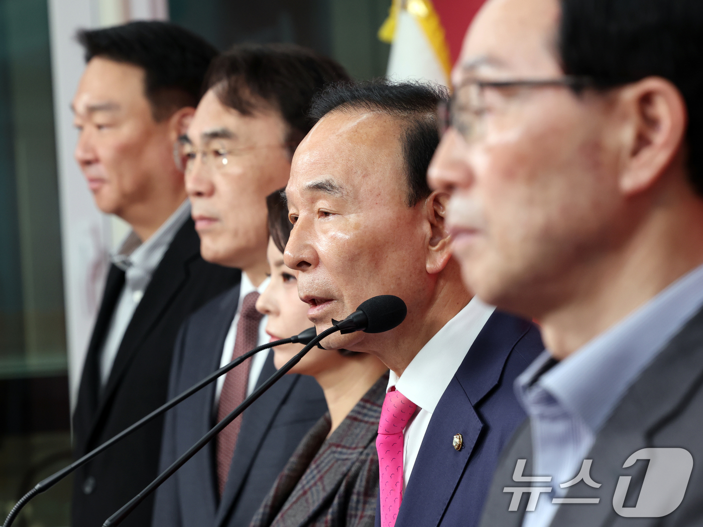 (서울=뉴스1) 황기선 기자 = 박덕흠 국민의힘 공천관리위원장이 5일 오전 서울 여의도 중앙당사에서 공천관리위원회 회의 브리핑을 하고 있다.이날 국민의힘 공관위는 "박민식 후보가 …