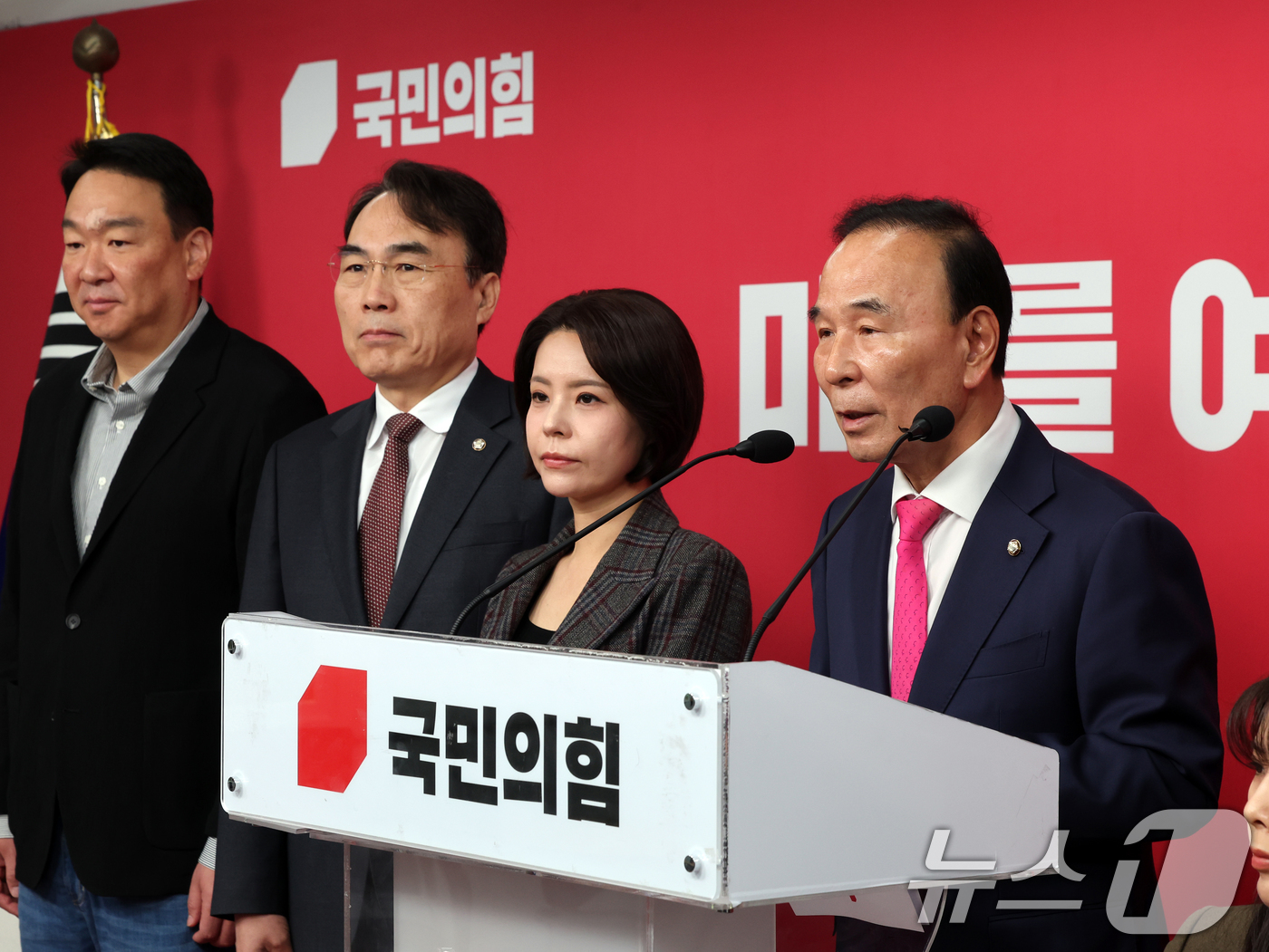 (서울=뉴스1) 황기선 기자 = 박덕흠 국민의힘 공천관리위원장이 5일 오전 서울 여의도 중앙당사에서 공천관리위원회 회의 브리핑을 하고 있다.이날 국민의힘 공관위는 "박민식 후보가 …