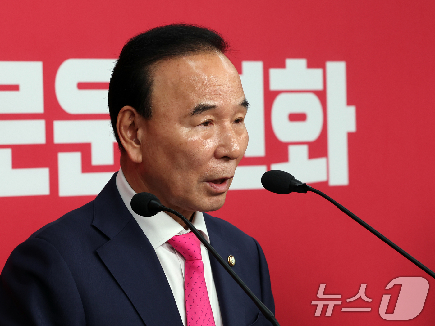 (서울=뉴스1) 황기선 기자 = 박덕흠 국민의힘 공천관리위원장이 5일 오전 서울 여의도 중앙당사에서 공천관리위원회 회의 브리핑을 하고 있다.이날 국민의힘 공관위는 "박민식 후보가 …