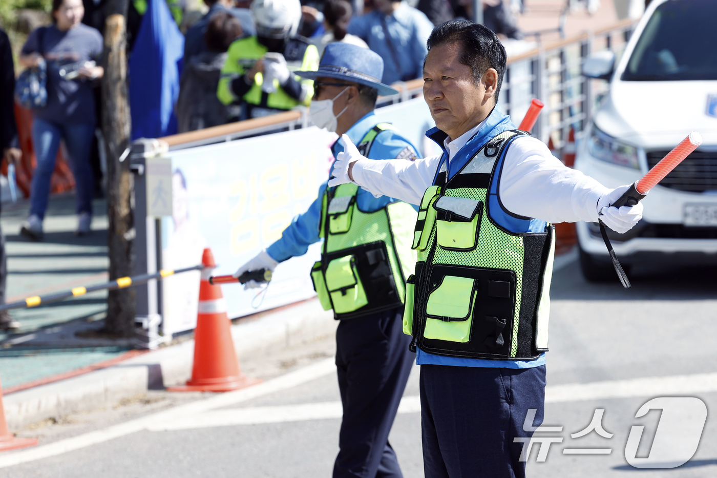 (연천=뉴스1) 박정호 기자 = 정청래 더불어민주당 대표가 5일 오전 경기도 연천군 전곡읍 전곡리 제33회 연천 구석기 축제장 앞에서 교통정리 현장 체험을 하고 있다.  2026. …