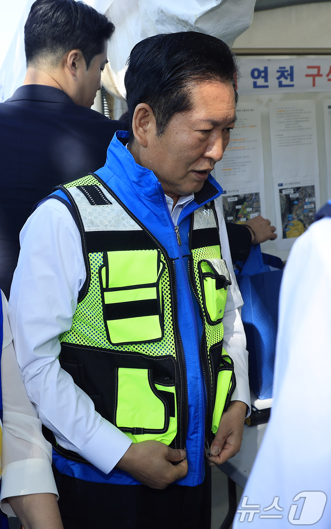 (연천=뉴스1) 박정호 기자 = 정청래 더불어민주당 대표가 5일 오전 경기도 연천군 전곡읍 전곡리 제33회 연천 구석기 축제장 앞에서 교통정리 현장 체험을 위해 야광 조끼를 착용하 …
