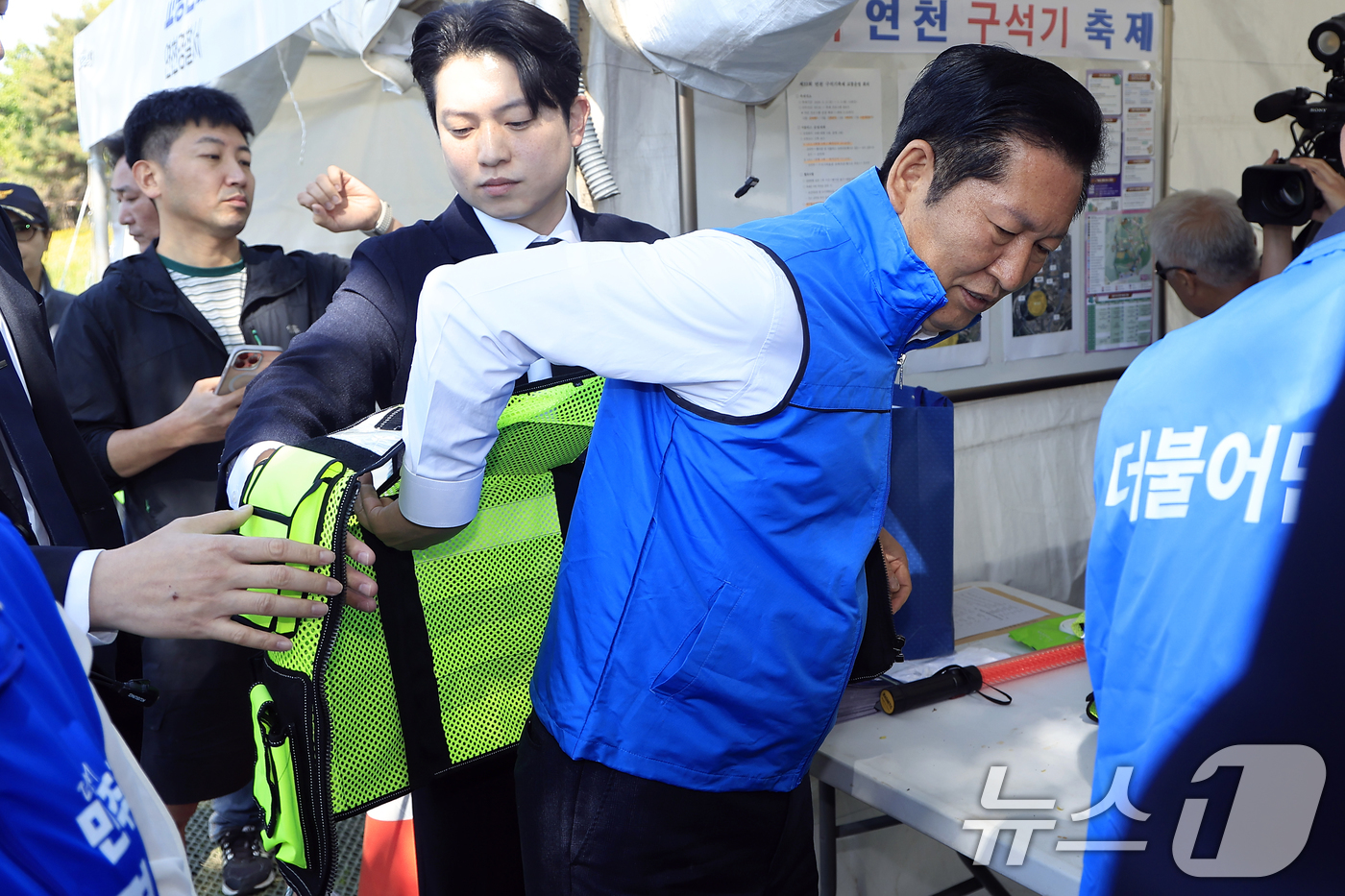 (연천=뉴스1) 박정호 기자 = 정청래 더불어민주당 대표가 5일 오전 경기도 연천군 전곡읍 전곡리 제33회 연천 구석기 축제장 앞에서 교통정리 현장 체험을 위해 야광 조끼를 착용하 …