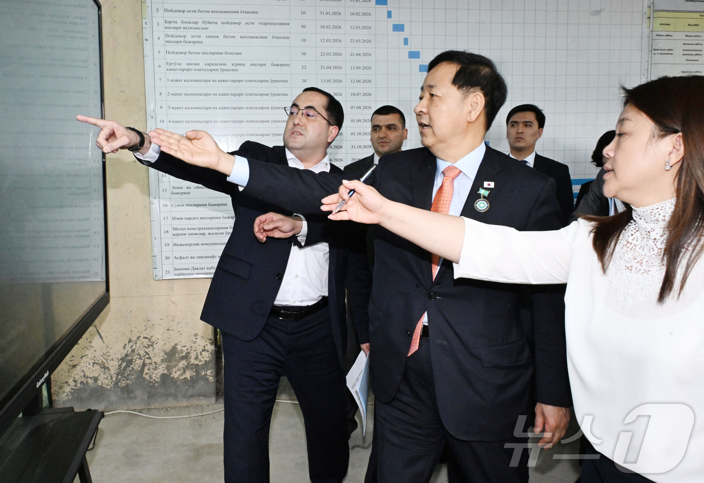 (서울=뉴스1) = 한.중.일 재무장관회의 및 ASEAN+3 재무장관회의, 아시아개발은행(ADB) 연차총회 참석차 우즈베키스탄을 방문 중인 구윤철 부총리 겸 재정경제부 장관이 2일 …