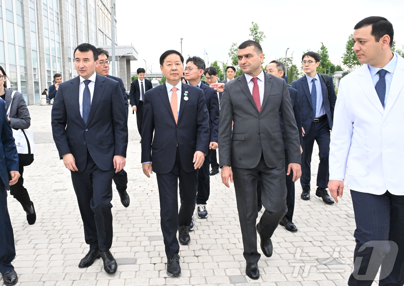 (서울=뉴스1) = 한.중.일 재무장관회의 및 ASEAN+3 재무장관회의, 아시아개발은행(ADB) 연차총회 참석차 우즈베키스탄을 방문 중인 구윤철 부총리 겸 재정경제부 장관이 2일 …