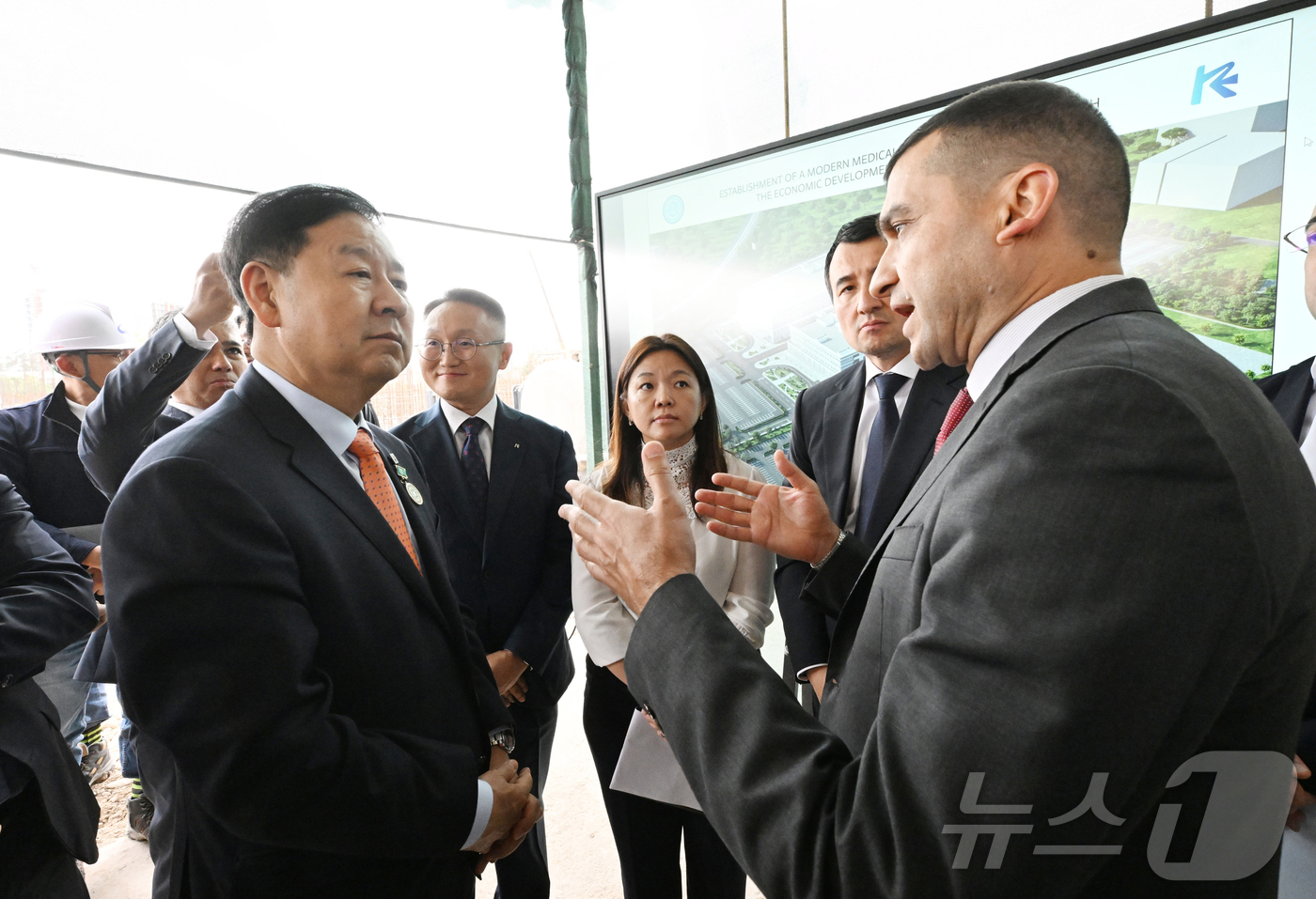(서울=뉴스1) = 한.중.일 재무장관회의 및 ASEAN+3 재무장관회의, 아시아개발은행(ADB) 연차총회 참석차 우즈베키스탄을 방문 중인 구윤철 부총리 겸 재정경제부 장관이 2일 …