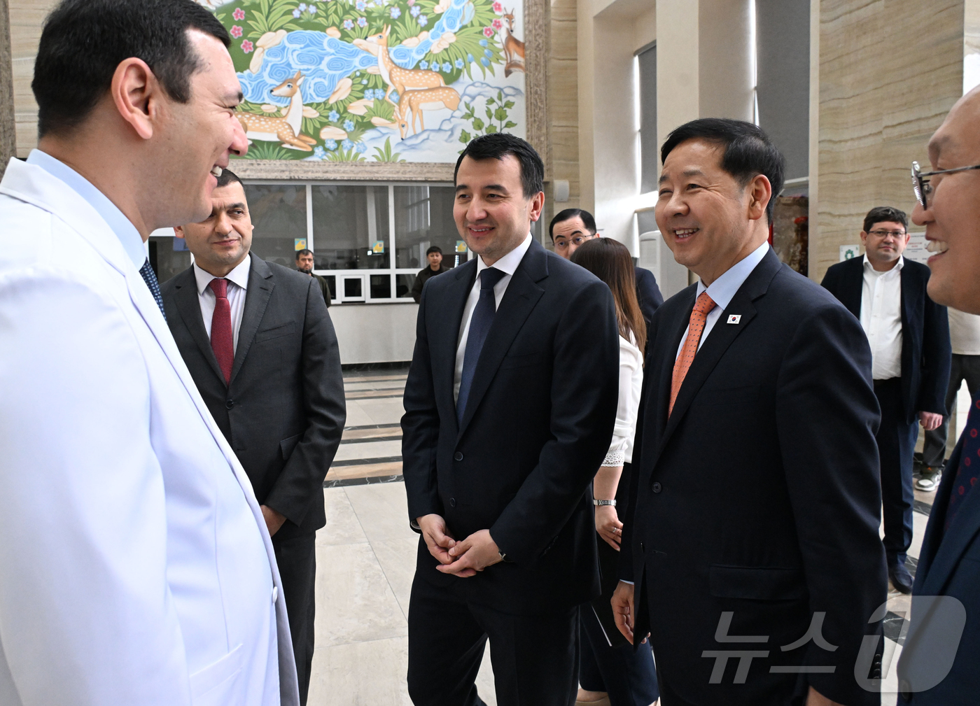 (서울=뉴스1) = 한.중.일 재무장관회의 및 ASEAN+3 재무장관회의, 아시아개발은행(ADB) 연차총회 참석차 우즈베키스탄을 방문 중인 구윤철 부총리 겸 재정경제부 장관이 2일 …